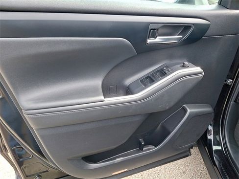 Certified 2022 Toyota Highlander XLE image 12