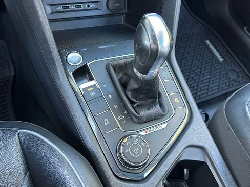 Used 2018 Volkswagen Tiguan SEL Premium image 24