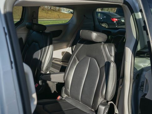 Used 2024 Chrysler Pacifica Touring-L image 29