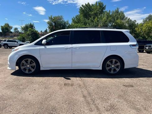 Used 2017 Toyota Sienna SE Premium FWD image 2