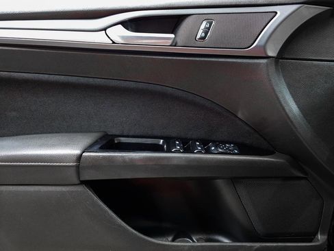 Used 2015 Ford Fusion SE image 19