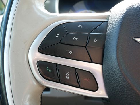 Used 2018 Chrysler Pacifica Limited image 25