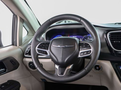 Used 2023 Chrysler Pacifica Touring-L FWD image 12