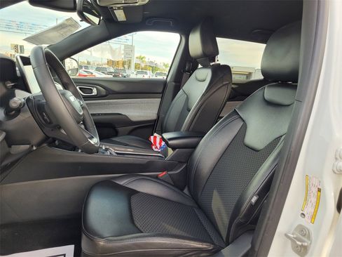 Used 2024 Jeep Compass Latitude image 11