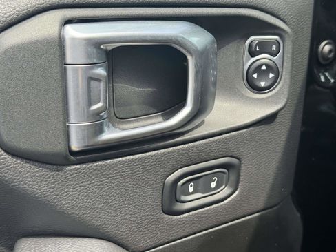 Used 2022 Jeep Wrangler Unlimited Sahara w/ LED Lighting Group AWD/4WD image 17