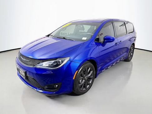 Used 2020 Chrysler Pacifica Touring w/ S Appearance Package FWD image 3