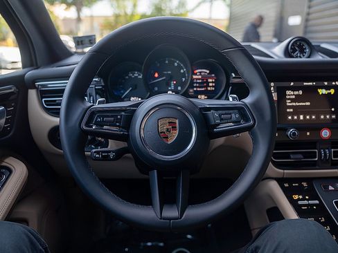 Certified 2026 Porsche Macan AWD/4WD image 6
