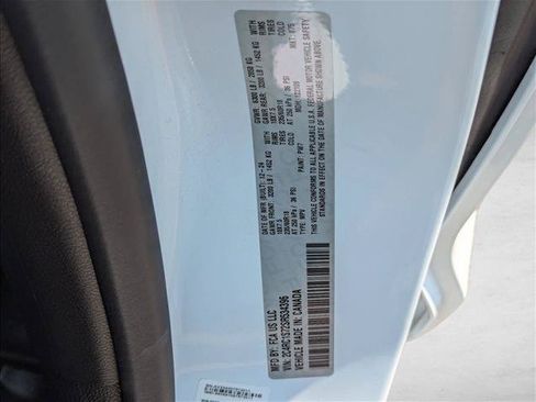 Used 2025 Chrysler Pacifica Premium FWD image 16