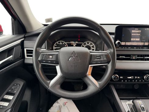 Used 2024 Mitsubishi Outlander ES image 13