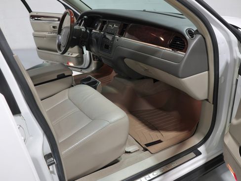 Used 2008 Lincoln Town Car Signature Limited RWD image 4