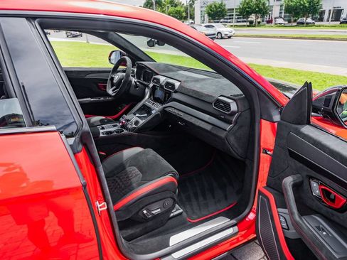 Used 2024 Lamborghini Urus Performante AWD/4WD image 40