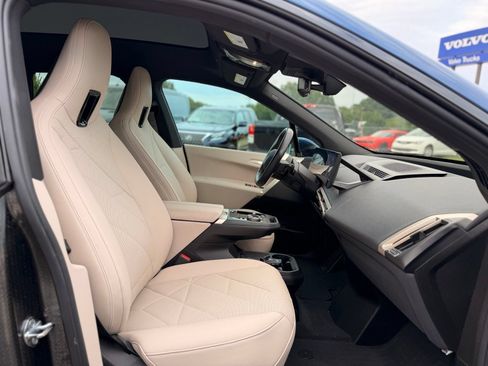 Used 2024 BMW iX xDrive50 w/ Premium Package AWD/4WD image 34
