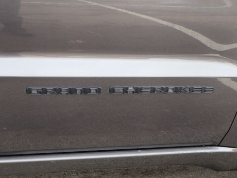 Used 2021 Jeep Grand Cherokee Laredo X image 9