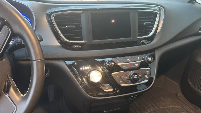Used 2020 Chrysler Pacifica Touring w/ S Appearance Package FWD image 13
