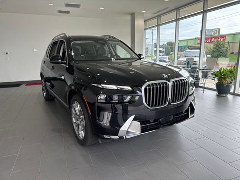 Used 2025 BMW X7 xDrive40i w/ Premium Package AWD/4WD image 2