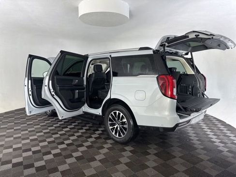 Used 2025 Ford Expedition Platinum AWD/4WD image 20