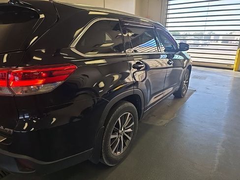 Used 2017 Toyota Highlander XLE AWD/4WD image 3