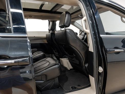 Used 2020 Chrysler Pacifica Limited FWD image 53
