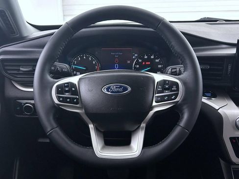 Used 2023 Ford Explorer XLT AWD/4WD image 11