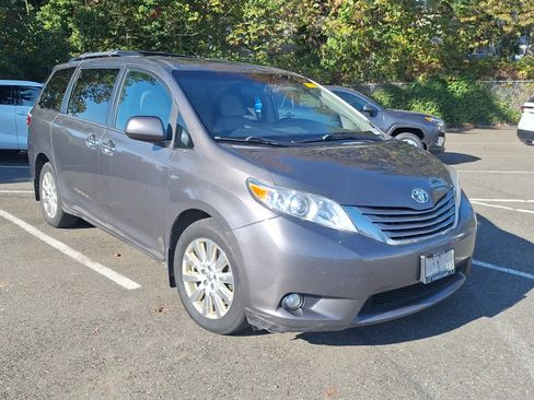 Used 2017 Toyota Sienna XLE Premium image 3