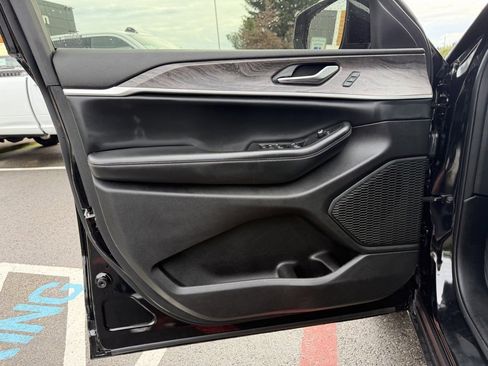 Used 2023 Jeep Grand Cherokee Limited image 12