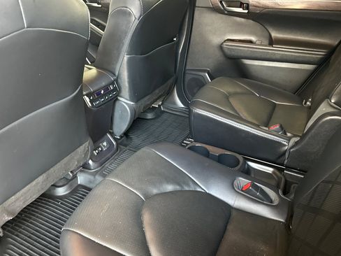 Used 2021 Toyota Highlander Platinum image 9