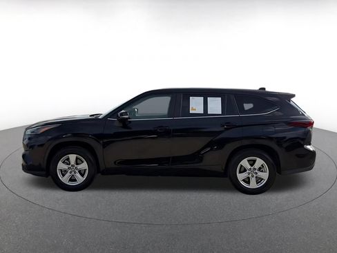 Used 2025 Toyota Highlander LE FWD image 7