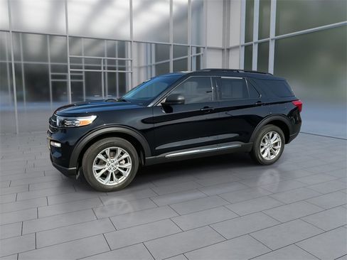 Used 2023 Ford Explorer XLT w/ Equipment Group 202A image 5