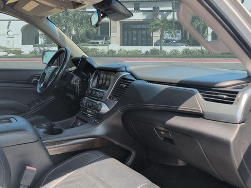 Used 2017 Chevrolet Suburban LT RWD image 28