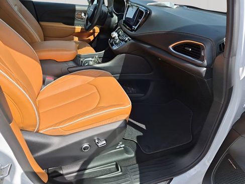 Used 2023 Chrysler Pacifica Pinnacle image 16