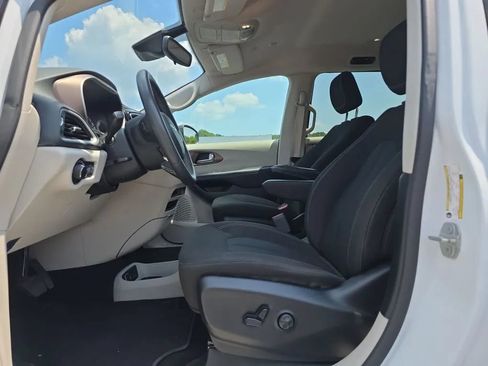 Used 2023 Chrysler Voyager LX FWD image 13