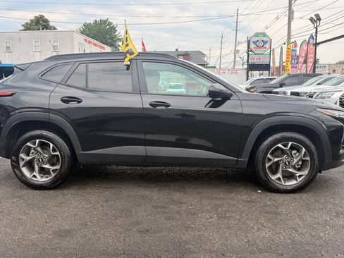 Used 2025 Chevrolet Trax LT FWD image 11