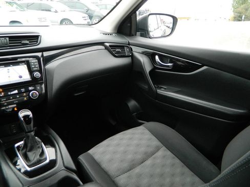 Used 2018 Nissan Rogue Sport SV w/ SV Technology Package image 17