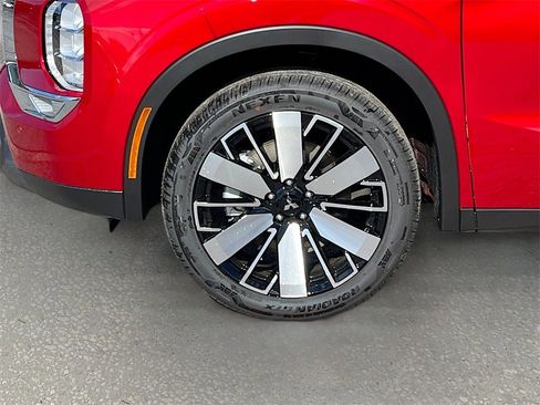 New 2025 Mitsubishi Outlander SE image 31
