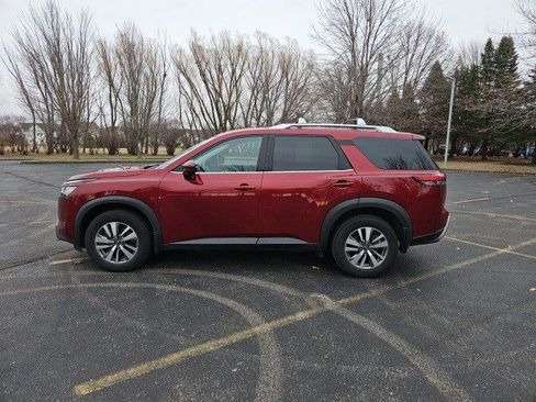 Used 2023 Nissan Pathfinder SL image 2