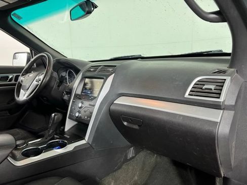 Used 2014 Ford Explorer XLT w/ Equipment Group 202A AWD/4WD image 17