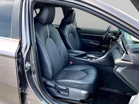 Used 2020 Toyota Camry SE FWD image 7