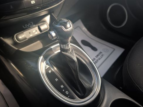 Used 2015 Kia Soul ! FWD image 16