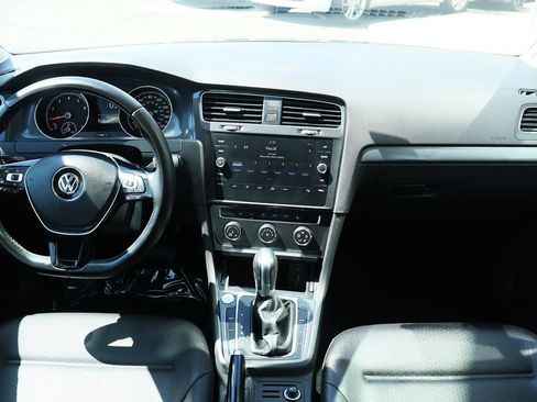 Used 2018 Volkswagen Golf SE image 32