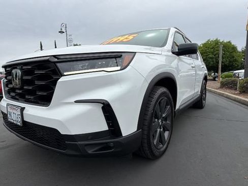 Used 2025 Honda Pilot Sport image 9