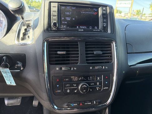 Used 2019 Dodge Grand Caravan SXT w/ Driver Convenience Group FWD image 17