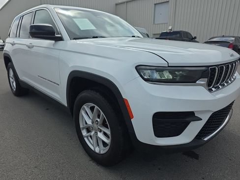 Used 2022 Jeep Grand Cherokee Laredo w/ Luxury Tech Group I AWD/4WD image 3