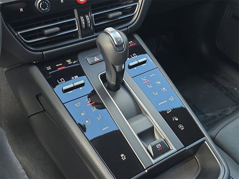 Used 2025 Porsche Macan image 30