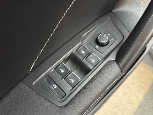 Used 2024 Volkswagen Tiguan SE FWD image 30