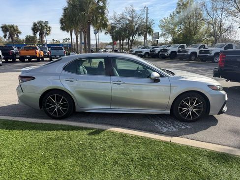 Used 2023 Toyota Camry SE image 3