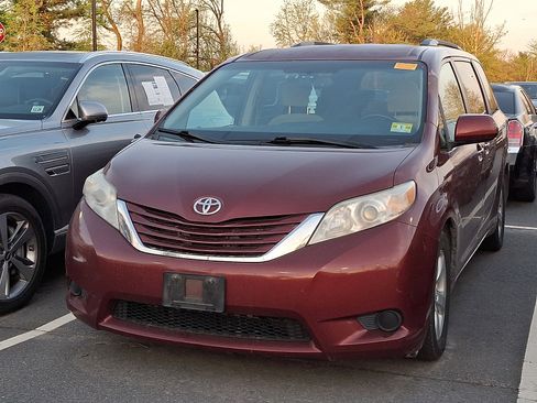 Used 2015 Toyota Sienna LE FWD image 2