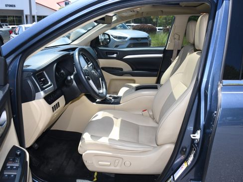 Used 2019 Toyota Highlander XLE FWD image 8