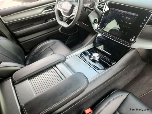 Used 2025 Jeep Wagoneer 4WD w/ Convenience Group I image 36