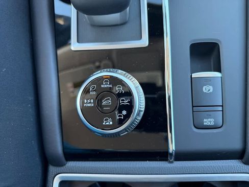 New 2025 Mitsubishi Outlander SE image 19