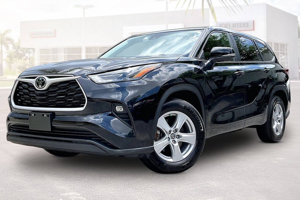 Used 2025 Toyota Highlander LE FWD image 30